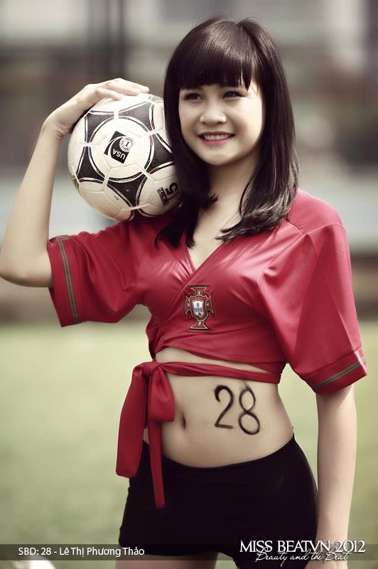 Fan nữ xinh đẹp này đang khoe vẻ đẹp hình thể trong màu áo tuyển Bồ Đào Nha của danh thủ Cristiano Ronaldo